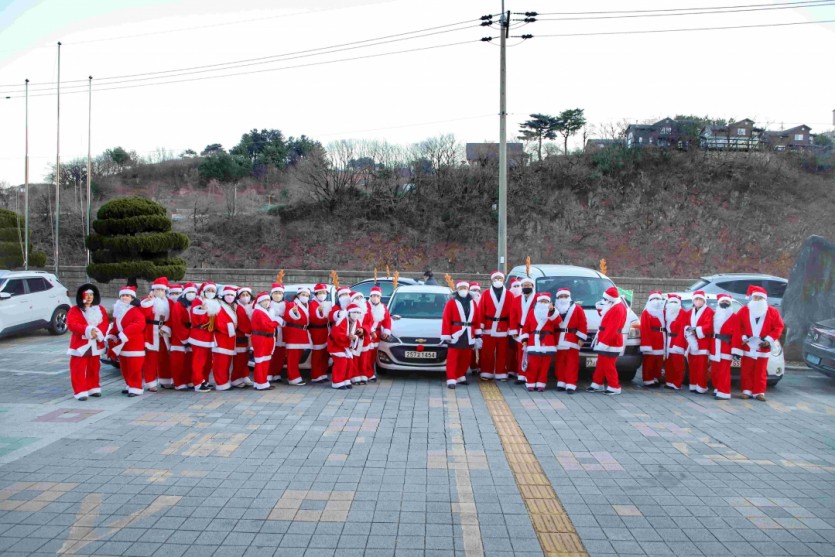 산타 단체사진 3.jpg